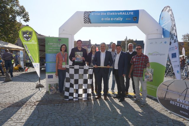 Empfangskomitee für den "e-via"-Tross auf dem Fürstenfelder Hauptplatz beim Rallye-Zwischenstopp der Tour 2018.