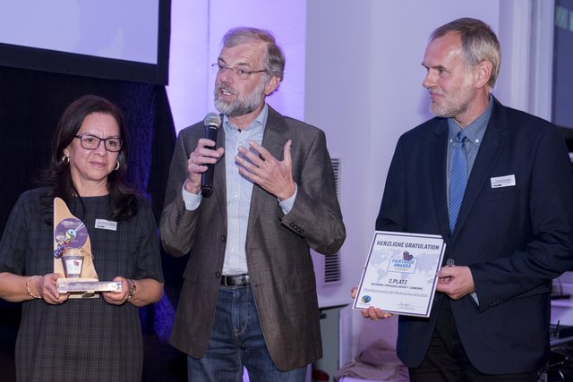 Vizebürgermeister Christian Schilcher (re.), Stadträtin Lizeth Außerhuber-Camposeco und Johann Außerhuber nahmen den FAIRTRADE-Award für die Stadt Braunau entgegen.
