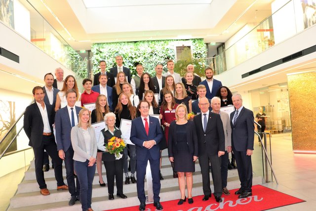Das Foto zeigt alle Geehrten und die VIPs.