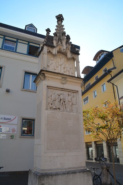 Dieses Denkmal wurde zum Gedenken an den Südtiroler Freiheitskämpfer Peter Mayr, der Andreas Hofer im Kampf gegen die Franzosen zur Seite stand, in Bozen errichten.