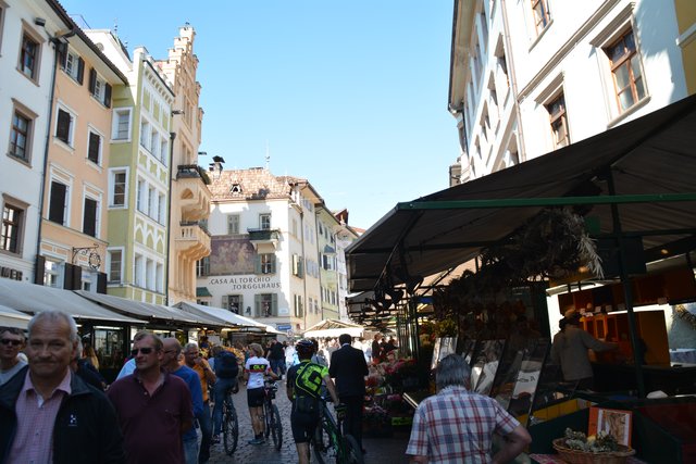 Südtirols Hauptstadt Bozen wird zu den großen städtischen Zentren im Alpenraum gerechnet und gilt auf Grund seiner Bikulturalität als wichtiger Begegnungsort zwischen dem deutsch- und dem italienischsprachigen Kultur- und Wirtschaftsraum.
