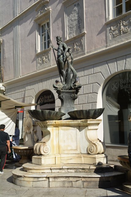 Südtirols Hauptstadt Bozen wird zu den großen städtischen Zentren im Alpenraum gerechnet und gilt auf Grund seiner Bikulturalität als wichtiger Begegnungsort zwischen dem deutsch- und dem italienischsprachigen Kultur- und Wirtschaftsraum.