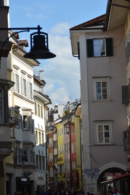 Südtirols Hauptstadt Bozen wird zu den großen städtischen Zentren im Alpenraum gerechnet und gilt auf Grund seiner Bikulturalität als wichtiger Begegnungsort zwischen dem deutsch- und dem italienischsprachigen Kultur- und Wirtschaftsraum.