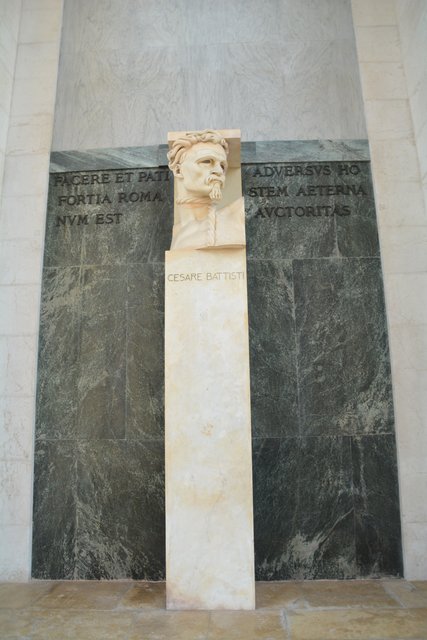 Das Siegesdenkmal (italienisch Monumento alla Vittoria) auf dem Siegesplatz (italienisch Piazza della Vittoria) in Bozen ist eines der bedeutendsten Monumente aus der Zeit des Faschismus in Südtirol.
