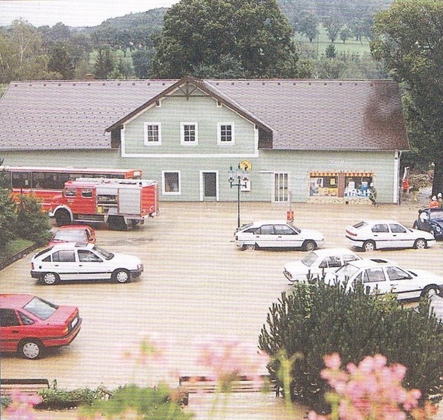 "Land unter" hieß es 1991 im Zentrum von Brand-Laaben. Der Laabenbach trat aus den Ufern. | Foto: Festschrift Gendarmerieposten Altlengbach