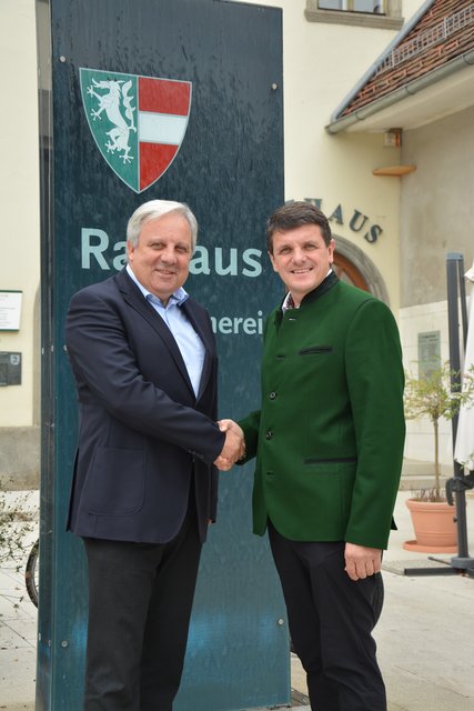Handschlagqualität: Bürgermeister Werner Gutzwar und Nachfolger Franz Jost.