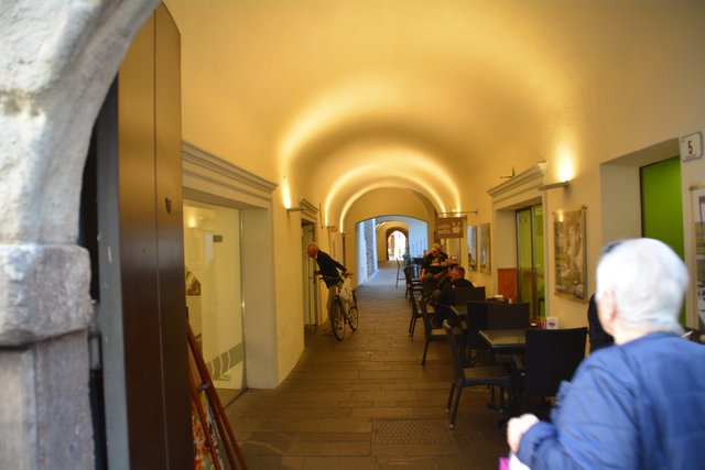 Die spätere Stadt Bozen wurde ca. 1170 bis 1180 als planmäßige Marktsiedlung mit einer zentralen, von Lauben gesäumten Gasse und einem Marktplatz (Kornplatz) errichtet.