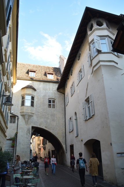 Die spätere Stadt Bozen wurde ca. 1170 bis 1180 als planmäßige Marktsiedlung mit einer zentralen, von Lauben gesäumten Gasse und einem Marktplatz (Kornplatz) errichtet.