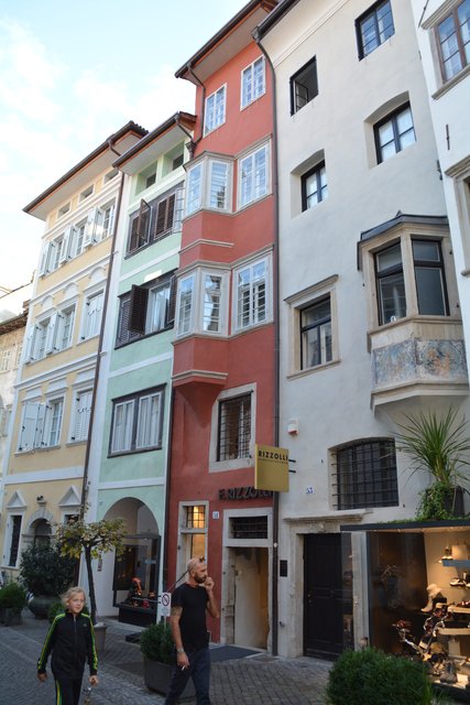 Die spätere Stadt Bozen wurde ca. 1170 bis 1180 als planmäßige Marktsiedlung mit einer zentralen, von Lauben gesäumten Gasse und einem Marktplatz (Kornplatz) errichtet.