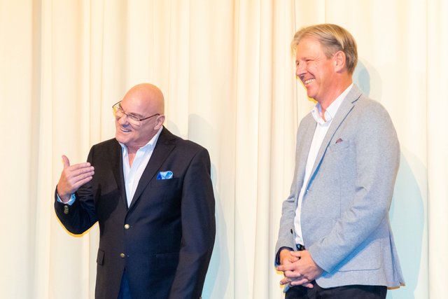 Roland Reischl gemeinsam mit Theaterdirektor Robert Weigmüller bei seiner letzten Premiere.