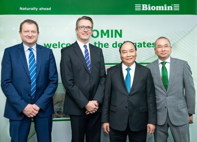 Rudolf Stelzhammer, Heinz Flatnitzer (beide Vorstände der ERBER Group), S.E. Nguyen Xuan Phuc (Premierminister Vietnam) und Phuong Nguyen Quang (Managing Director BIOMIN Vietnam und Kambodscha).