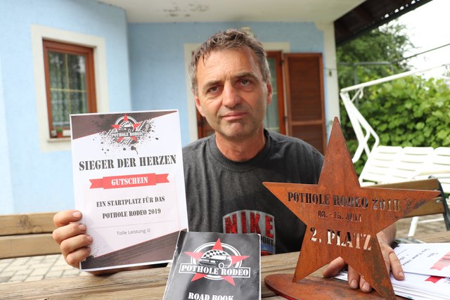 Erich Fasching mit seinen Pothole-Rodeo-Trophäen überbrachte 4.000 Euro dem SOS Kinderdorf in Stübing.