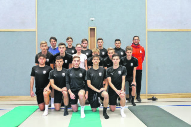 Stolz auf das Trikot: Die jungen Kicker träumen von Karrieren im Profifußball und lassen sich auch beim Yoga nicht lumpen.