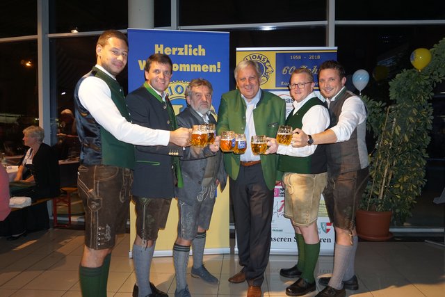 Gastgeber Horst Himler jun., Vizebgm. Franz Jost, Präsident Adolf Lang, Bgm. Werner Gutzwar, Festorganisatoren Thomas Garber und Martin Jost (v.l.).