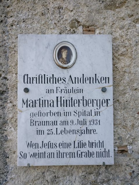 Gedenktafel am Friedhof in Paffstätt.