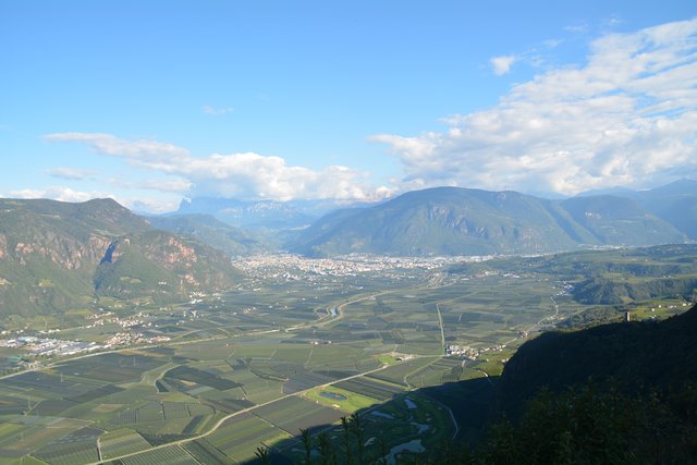Beim Gasthaus Lipp in Perdonig bietet sich dieser herrliche Ausblick auf das Überetsch und Bozen.