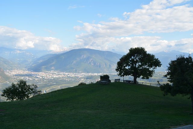 Beim Gasthaus Lipp in Perdonig bietet sich dieser herrliche Ausblick auf Bozen und das Überetsch.