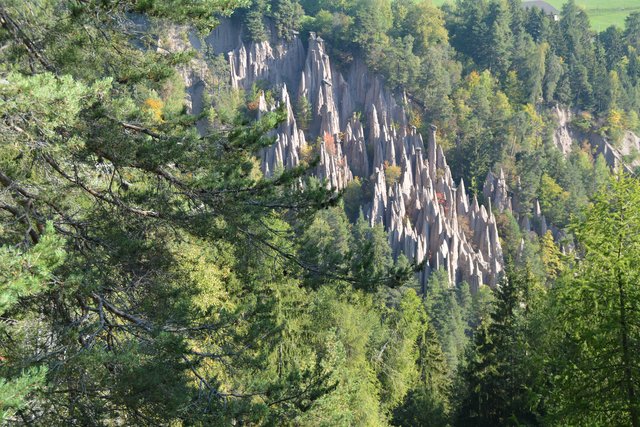 Ein Spaziergang zu den beeindruckenden Erdpyramiden am Ritten.