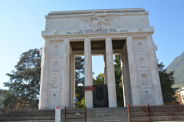 Das Siegesdenkmal (italienisch Monumento alla Vittoria) auf dem Siegesplatz (italienisch Piazza della Vittoria) in Bozen ist eines der bedeutendsten Monumente aus der Zeit des Faschismus in Südtirol.