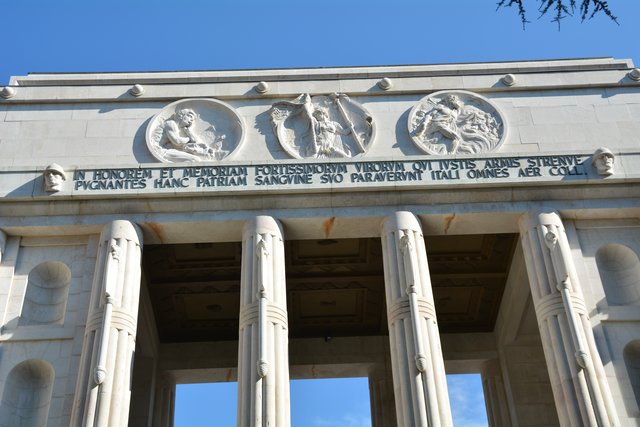 Das Siegesdenkmal (italienisch Monumento alla Vittoria) auf dem Siegesplatz (italienisch Piazza della Vittoria) in Bozen ist eines der bedeutendsten Monumente aus der Zeit des Faschismus in Südtirol.