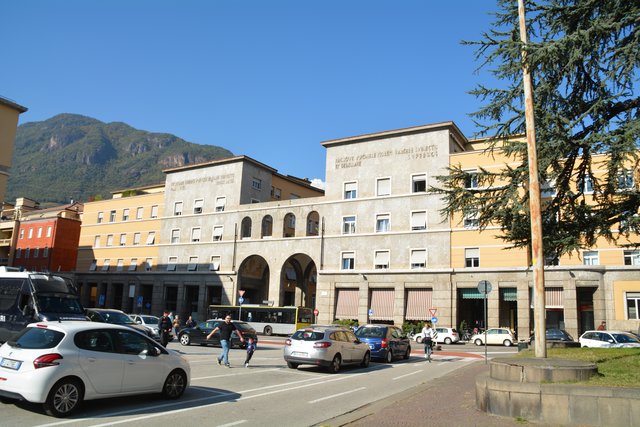 Der Siegesplatz (italienisch Piazza della Vittoria) in Bozen ist eine der bedeutendsten Plätze aus der Zeit des Faschismus in Südtirol.