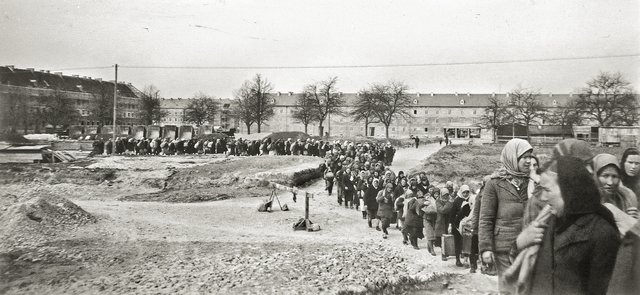 Tausende Kriegsgefangene, Zwangsarbeiter und KZ-Häftlinge wurden für den Bau der Göring-Werke herangezogen. | Foto: Lentia Verlag