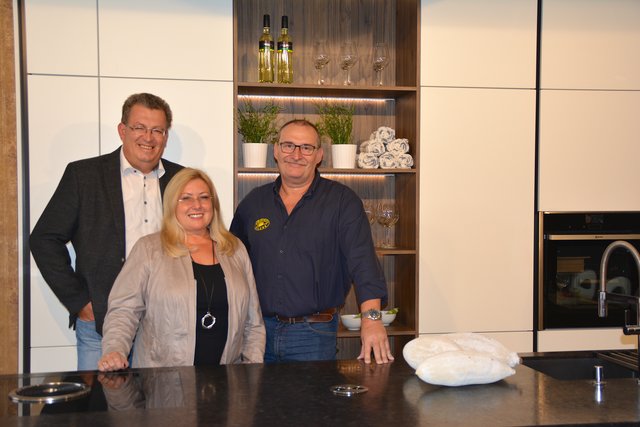 Oskar Swoboda, Sportlicher Leiter der Stock City Oilers, freut sich über die neuen Sponsoren: Christine und Siegfried Geppert von DAN Küchen Stockerau.