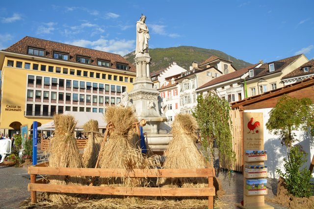 Das Walther-Denkmal in Bozen wurde im Jahr 1889 von Heinrich Natter geschaffen und ist dem Minnesänger Walther von der Vogelweide gewidmet.