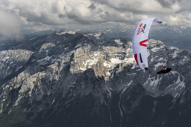 Red Bull X-Alps ist das härteste Abenteuerrennen der Welt: Weltklasseathleten werden sich ein Kopf-an-Kopf-Rennen quer über die Alpen liefern, bei dem sie über 1.100 Kilometer alpines Terrain ausschließlich zu Fuß oder mit dem Gleitschirm überwinden müssen.