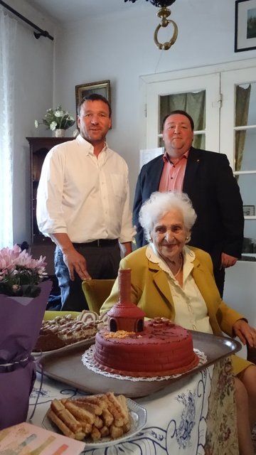 Elisabeth Pacher wurde 100 Jahre alt, Bürgermeister Christain Rohrer und Roman Kainrath gratulierten herzlich.