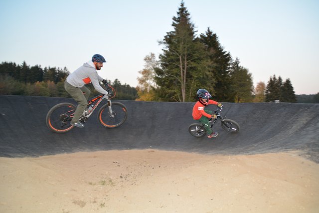 &lt;f&gt;René Hirschmann&lt;/f&gt; hinter Sohnemann Max im Pumptrack, der in Kooperation mit der Gemeinde Reingers geschaffen wurde. 