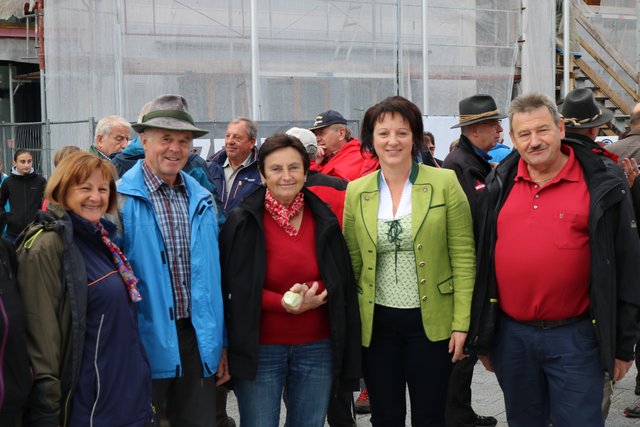 Die neue Bürgermeisterin Anita Feiner freute sich über die zahlreichen wanderbegeisterten Teilnehmer.
