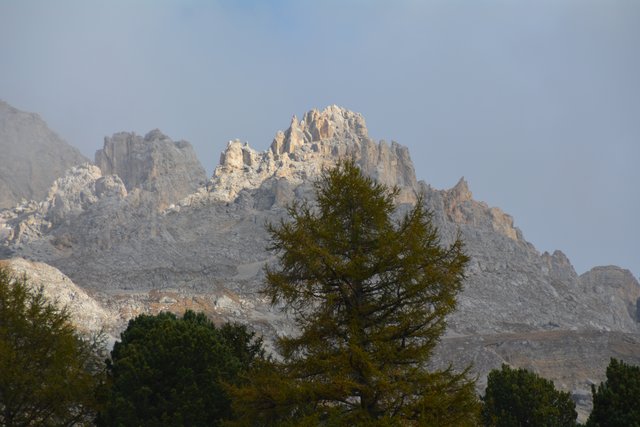 Der Latemar bildet in den Dolomiten mit seinen 2.842 Metern Seehöhe die Grenze zwischen den Südtirol und dem Trentino.