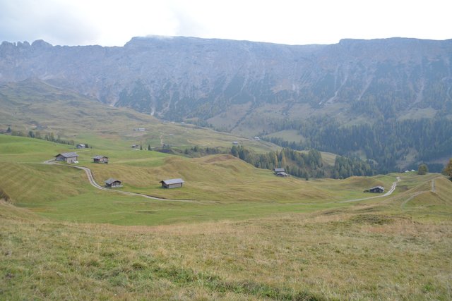 Die Seiser Alm befindet sich auf einer Seehöhe von 1.680 bis 2.350 Metern und stellt mit einer Fläche 56 Quadratkilometern eines der größten geschlossenen Hochplateaus in den Alpen dar.