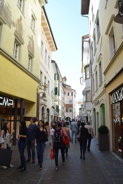 Südtirols Hauptstadt Bozen wird zu den großen städtischen Zentren im Alpenraum gerechnet und gilt auf Grund seiner Bikulturalität als wichtiger Begegnungsort zwischen dem deutsch- und dem italienischsprachigen Kultur- und Wirtschaftsraum.