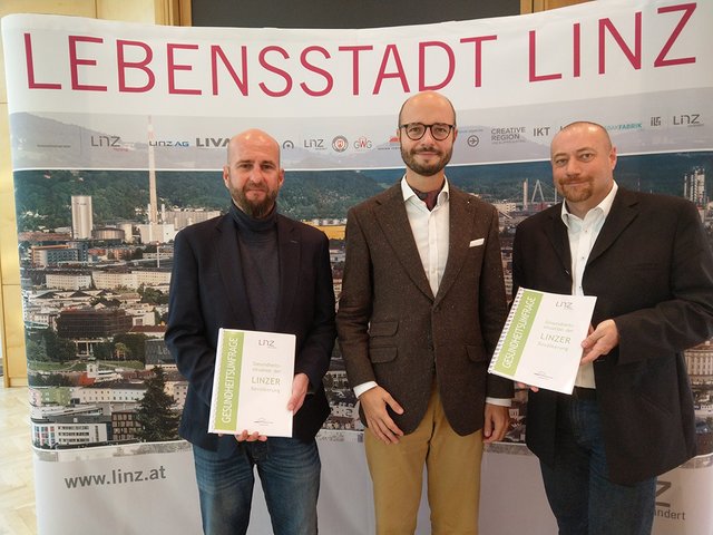 Vizebürgermeister Detlef Wimmer (Mitte) präsentierte gemeinsam mit Richard Birgmann (li.) und Markus Peböck (re.) vom Institut für Gesundheitsplanung die Ergebnisse der Linzer Gesundheitsumfrage.  | Foto: Stadt Linz