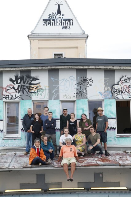 Das Team des Kulturvereines Waschaecht am Dach des alten Schlachthofs.