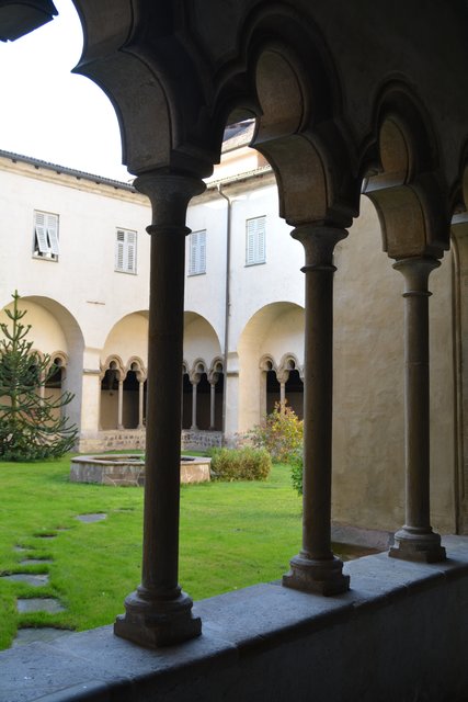 Wahrscheinlich noch vor Vollendung des Chors 1348 wurde der Kreuzgang nördlich an die Franziskanerkirche in Bozen angebaut.