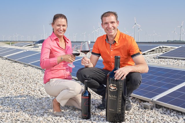 Erich Scheiblhofer stoßt mit Cornelia Daniel von der Solarenergie-Initiative „Tausendundein Dach“ auf seine zweite Photovoltaikanlage an.