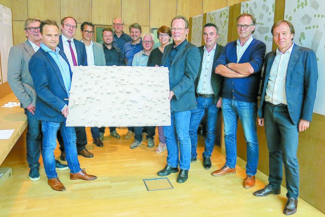 Die Jury des Architektenwettbewerbs präsentiert das Siegerprojekt von Dworzak-Grabher. | Foto: Marktgemeinde Lustenau