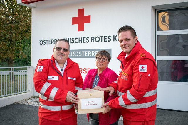 Dienststellenleiter Peter Neufeld und Stv. Ronald Bednar bedankten sich bei Frau Mag. Eva Ullreich für die Übergabe der Spende in der Höhe von über 3000 Euro.