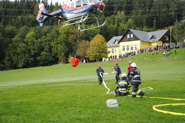 Bei der Waldbrandübung in Gressenberg war sogar der Flugdienst im Einsatz.