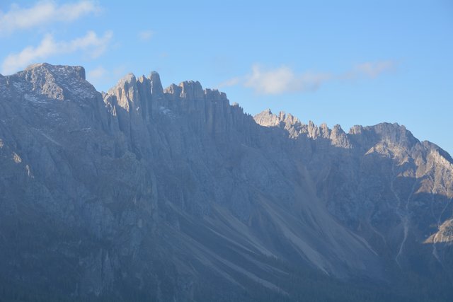 Der Latemar bildet in den Dolomiten mit seinen 2.842 Metern Seehöhe die Grenze zwischen Südtirol und dem Trentino.