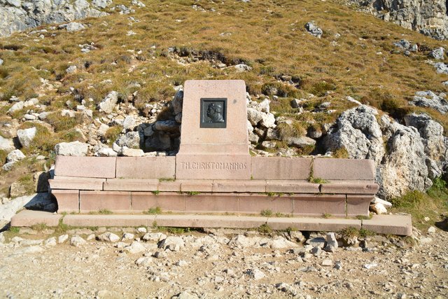 Eine gemütliche Wanderung am Fuße des 3.004 Meter hohen Rosengartens im Eggental.