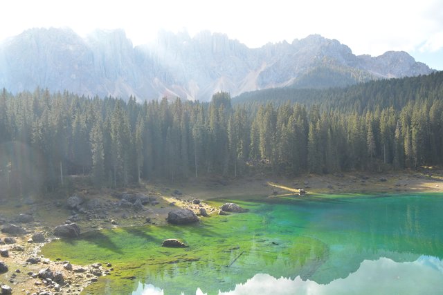Im grünen Karersee spiegelt sich der Latemar auf eine magisch anmutende Art und Weise.