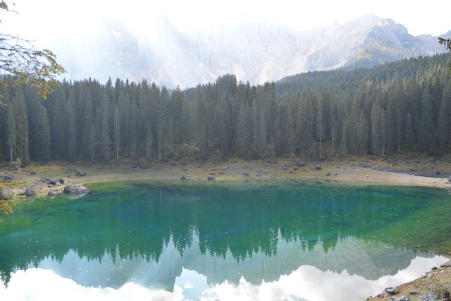 Im grünen Karersee spiegelt sich der Latemar auf eine magisch anmutende Art und Weise.