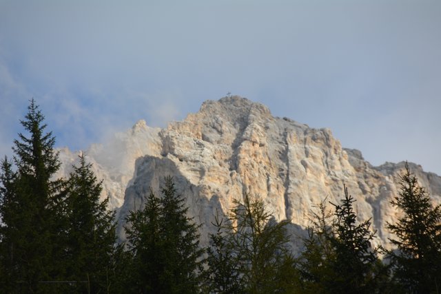 Der Latemar bildet in den Dolomiten mit seinen 2.842 Metern Seehöhe die Grenze zwischen den Südtirol und dem Trentino.