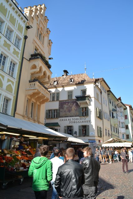Südtirols Hauptstadt Bozen wird zu den großen städtischen Zentren im Alpenraum gerechnet und gilt auf Grund seiner Bikulturalität als wichtiger Begegnungsort zwischen dem deutsch- und dem italienischsprachigen Kultur- und Wirtschaftsraum.