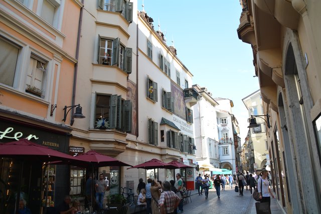 Südtirols Hauptstadt Bozen wird zu den großen städtischen Zentren im Alpenraum gerechnet und gilt auf Grund seiner Bikulturalität als wichtiger Begegnungsort zwischen dem deutsch- und dem italienischsprachigen Kultur- und Wirtschaftsraum.
