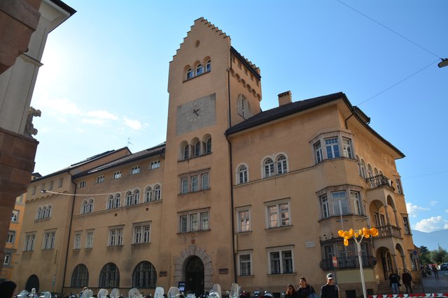 Südtirols Hauptstadt Bozen wird zu den großen städtischen Zentren im Alpenraum gerechnet und gilt auf Grund seiner Bikulturalität als wichtiger Begegnungsort zwischen dem deutsch- und dem italienischsprachigen Kultur- und Wirtschaftsraum.
